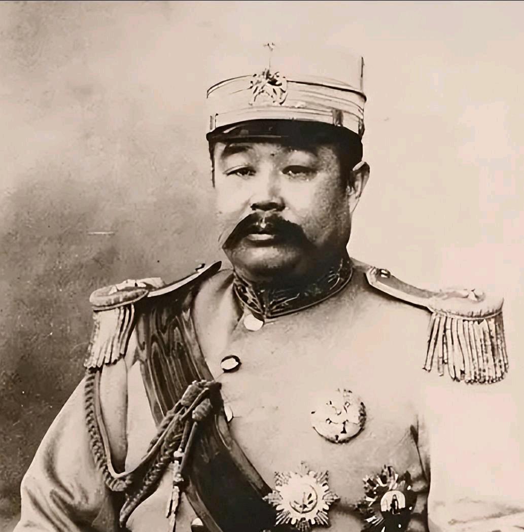 民国副总统黎元洪借宿在部下家中，睡梦中隐约觉得有些不对劲，他的裤子湿了一片。他急