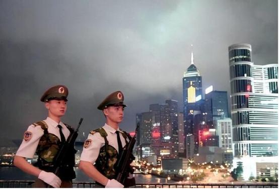 为什么驻港部队每年都要轮换，而且还要在晚上进行？这个问题看起来神秘，其实答案很简