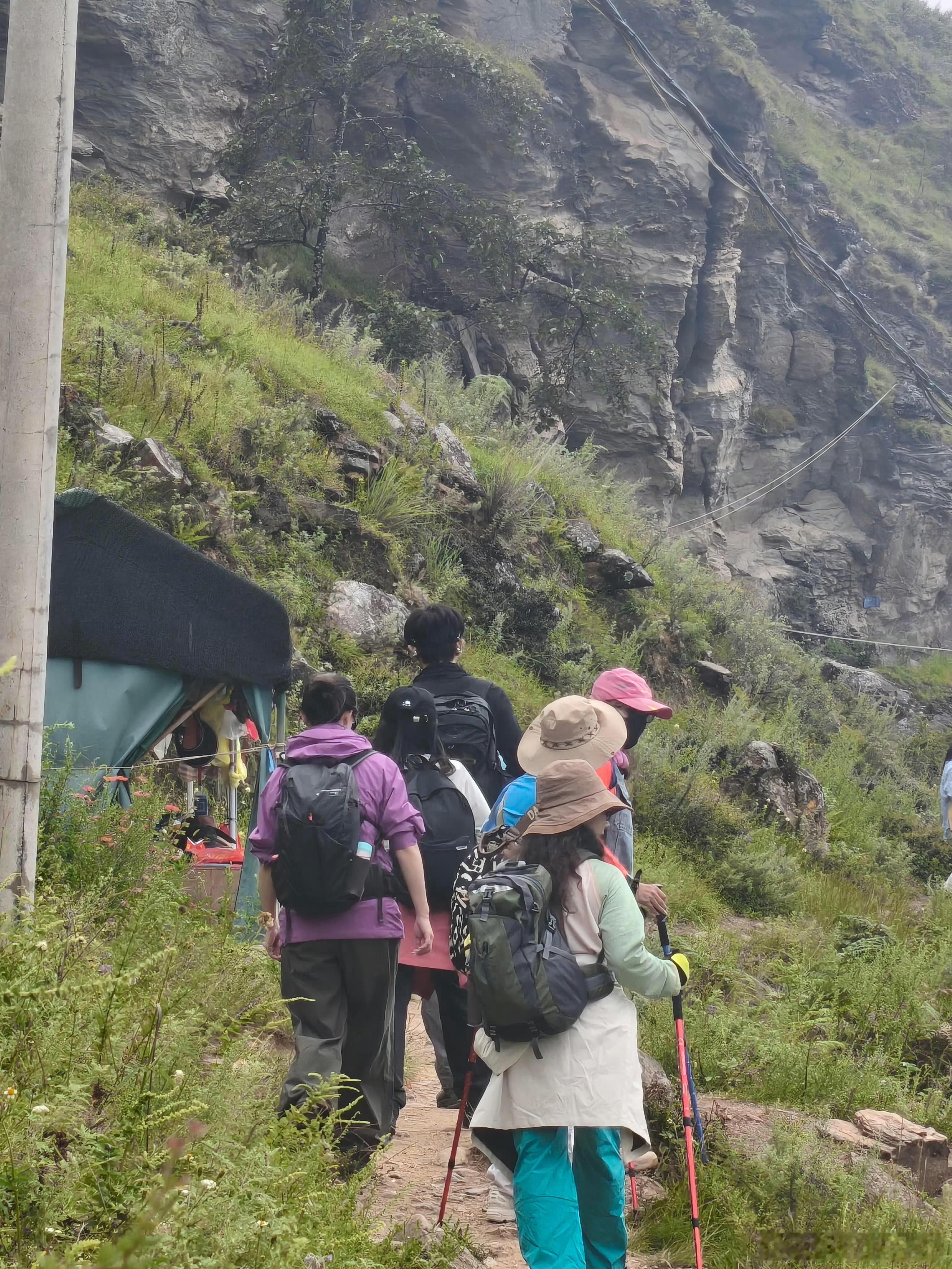 最近有人在虎跳峡偶遇李现，他是真的在拿着FindX10ProMax在拍拍拍