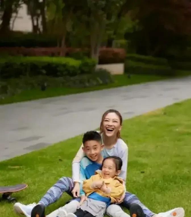 台下那个空位，刺得人心疼。不是她不出现。是孩子只有一次领奖啊。你看应采儿的