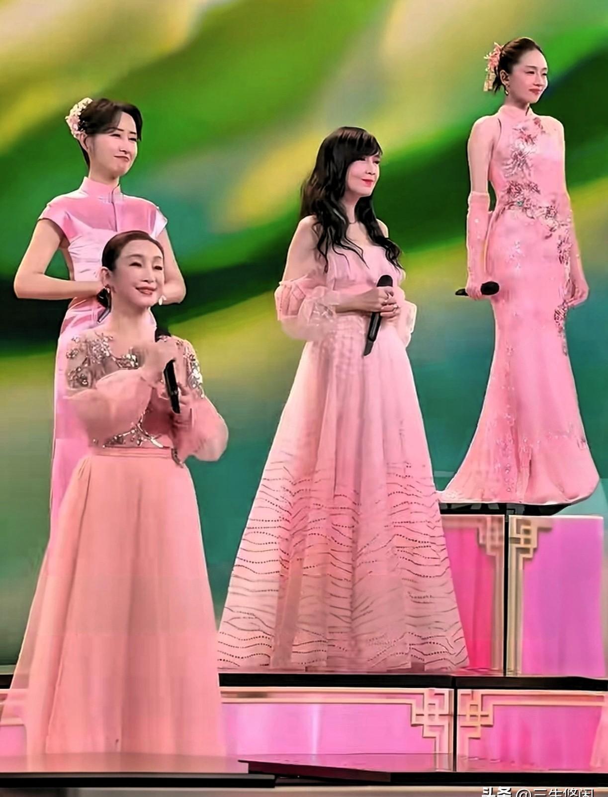 周慧敏一头“凌乱”黑长卷发上春晚，被嘲“刻意装嫩”，真没想到这都能翻车。56岁