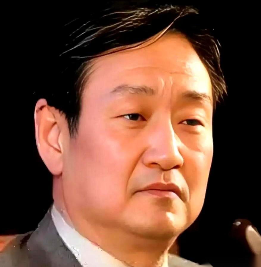 🌞巴图收拾家，从一个木盒子里翻出个旧本子，当场绷不住了，密密麻麻的字全是继