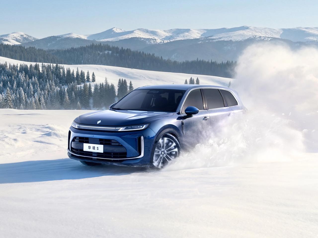 华境S全球首秀标配华为乾崑高速上最危险的情况之一：前车突然变道消失，你面前是一辆