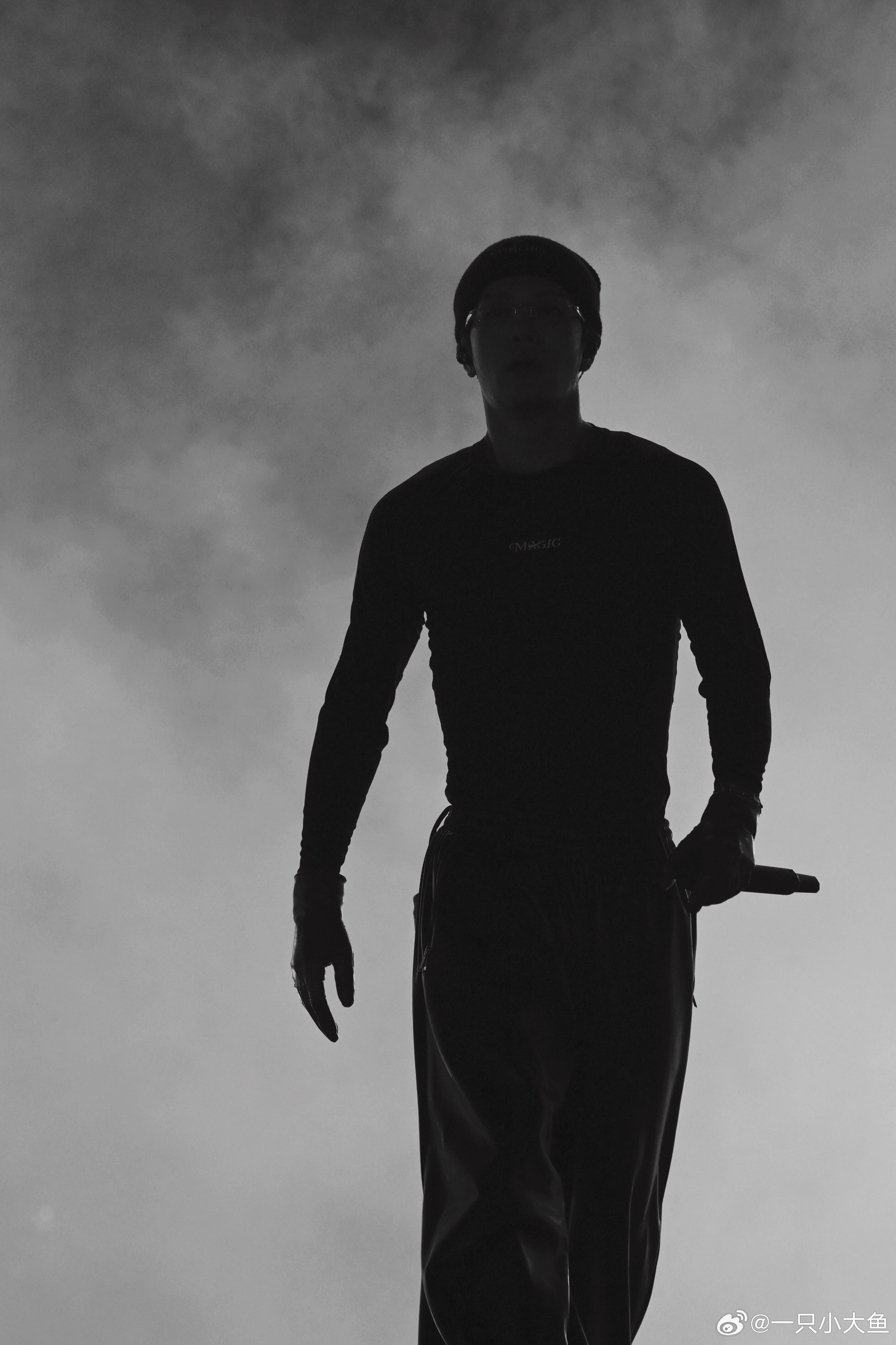 真正的璀璨是连黑暗都不得不承认的光明·黑白神图cr：王善才（xhs）王嘉尔才是内