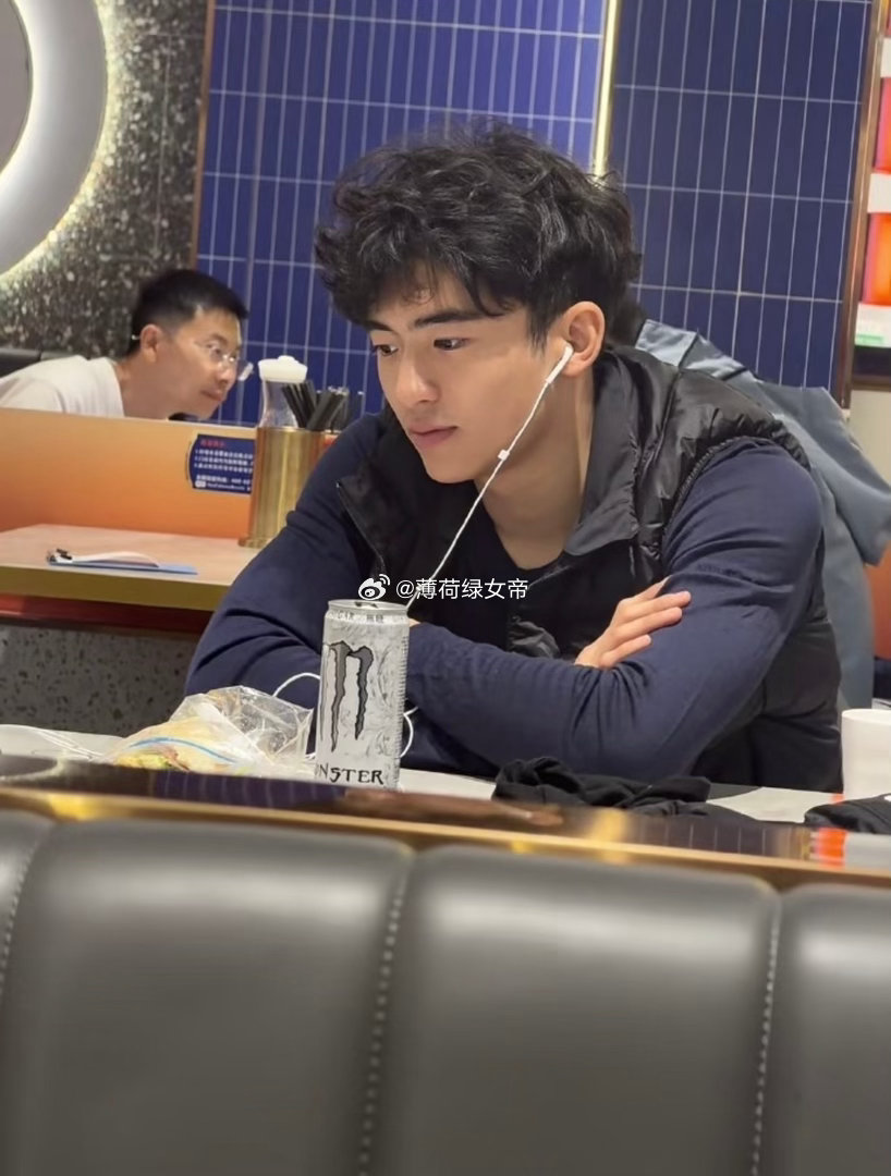 #谢霆锋大儿子19岁近照#谢霆锋儿子这颜值怎么样，感觉没他年轻时候帅啊​