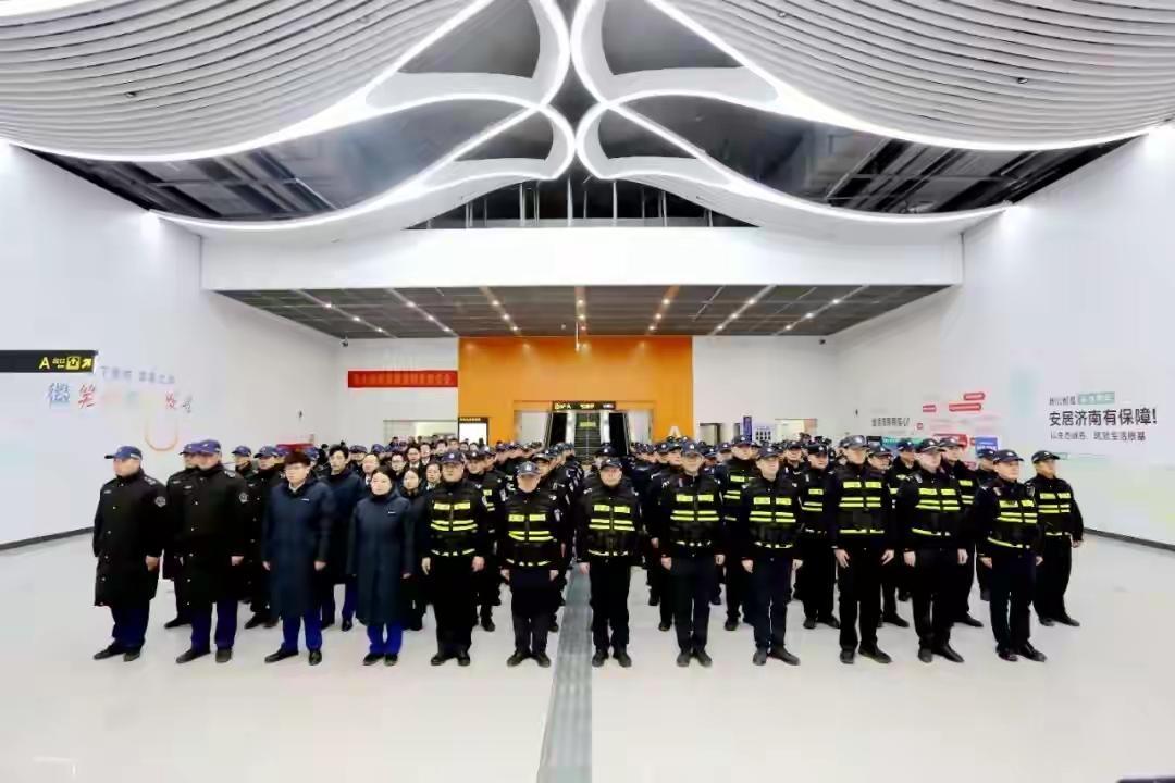 济南地铁三条线明日起发，轨交公安已经誓师上岗，轨交集团做好超大客流预案了，一条地