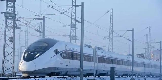 怪不得要大力发展高铁，它的耗能成本太让人意外了。一辆高铁载有500人，时速300