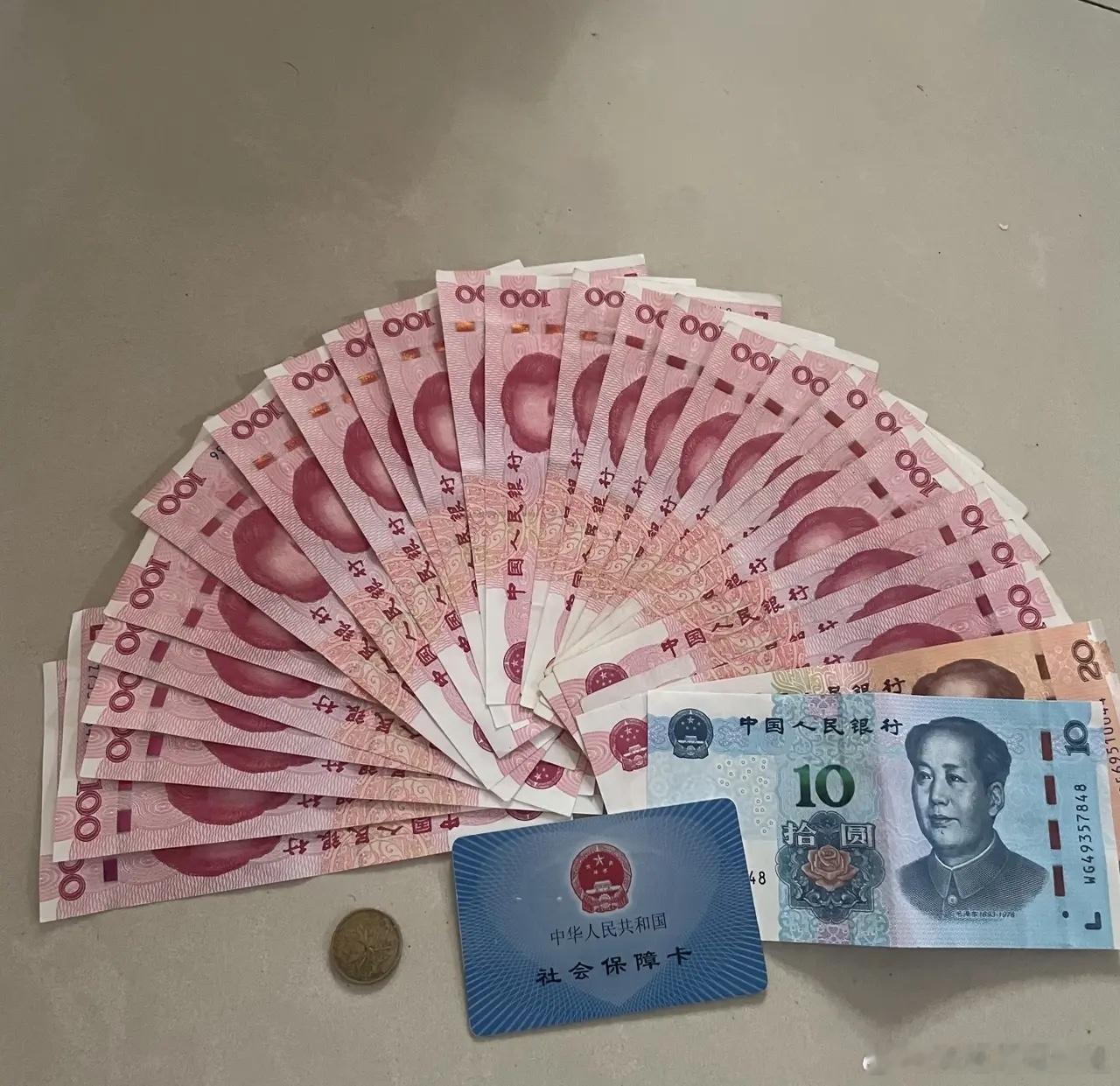 大家发现了吗那些有2000块钱退休金的老人在他们脸上是看不到焦虑的，如果是两个那