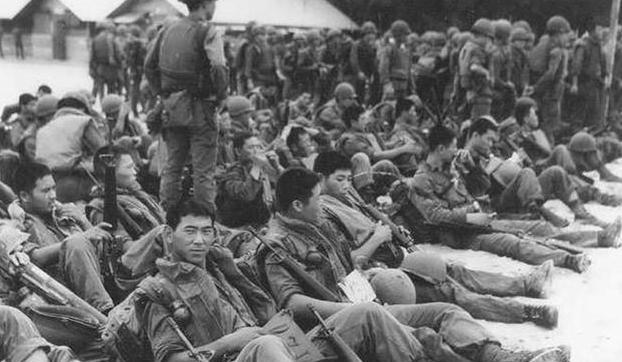 1965年，几名韩国士兵抓住两位越南女兵后，把枪退掉子弹，重新再挂在女兵的脖子上