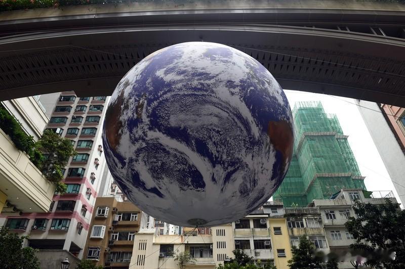 月球和地球的距离可不是固定值。它们平均距离约38.44万千米，不过会在一定范围内