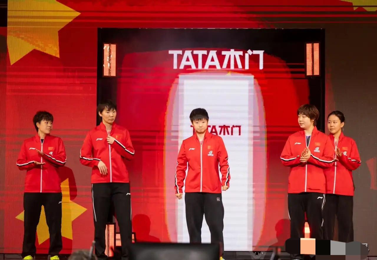 国乒女将们哭了当王曼昱3-0战胜早田希娜帮助国乒夺得伦敦世乒赛女团冠军的时候