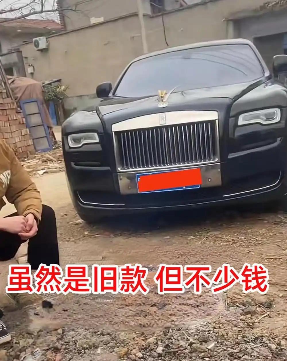 农家小院里，几个兄弟围坐在火堆旁烤火闲聊。一旁静静停着一辆旧款劳斯莱斯，看着不起