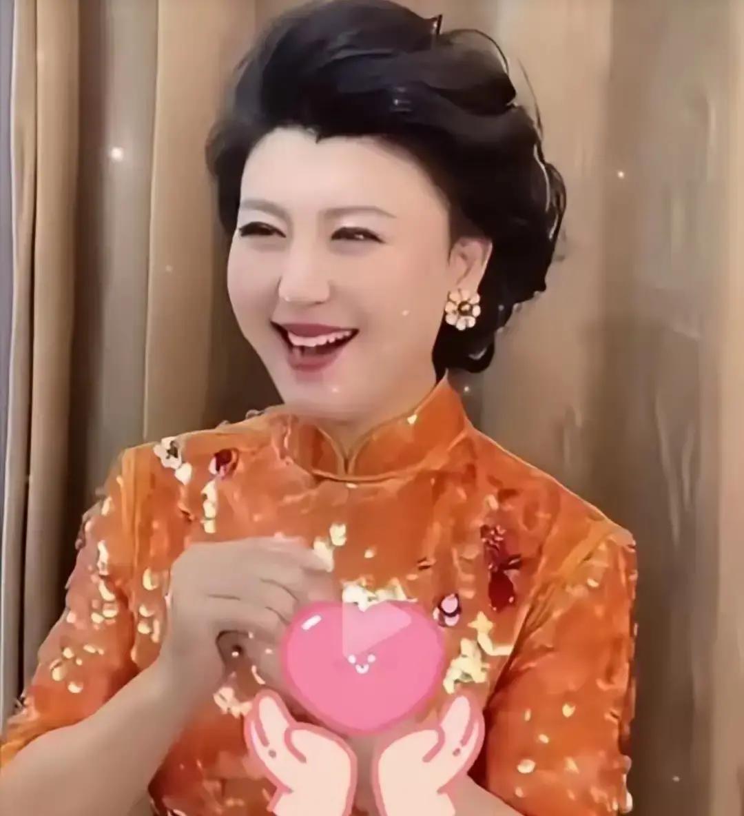 闫学晶在抖音发了条视频，说她妈教她“过日子别较真”，结果点赞两百多万。我看评