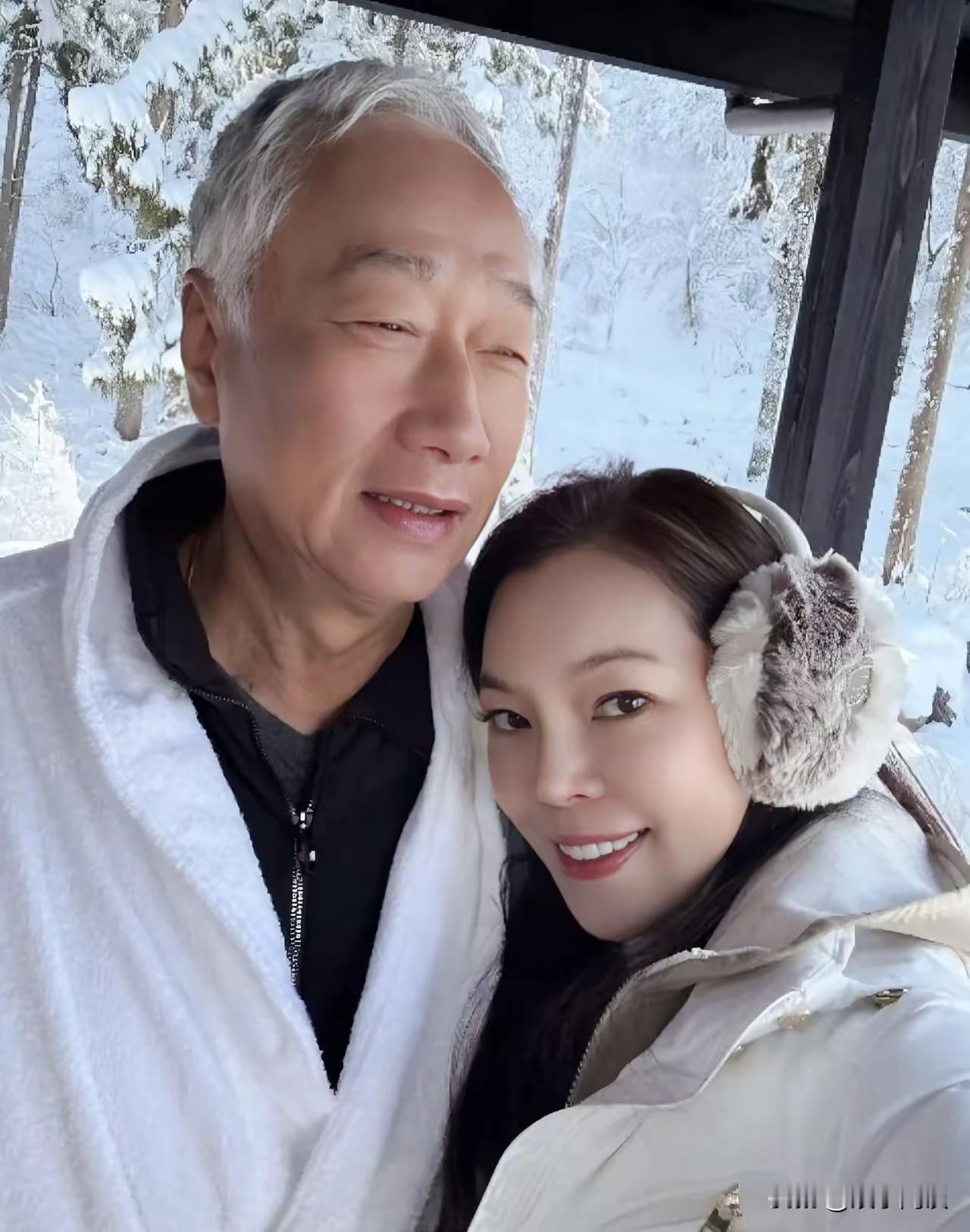说起郭台铭和小他二十四岁的妻子曾馨莹，当年郭台铭就夸赞过，在她身上看不到半点贪慕