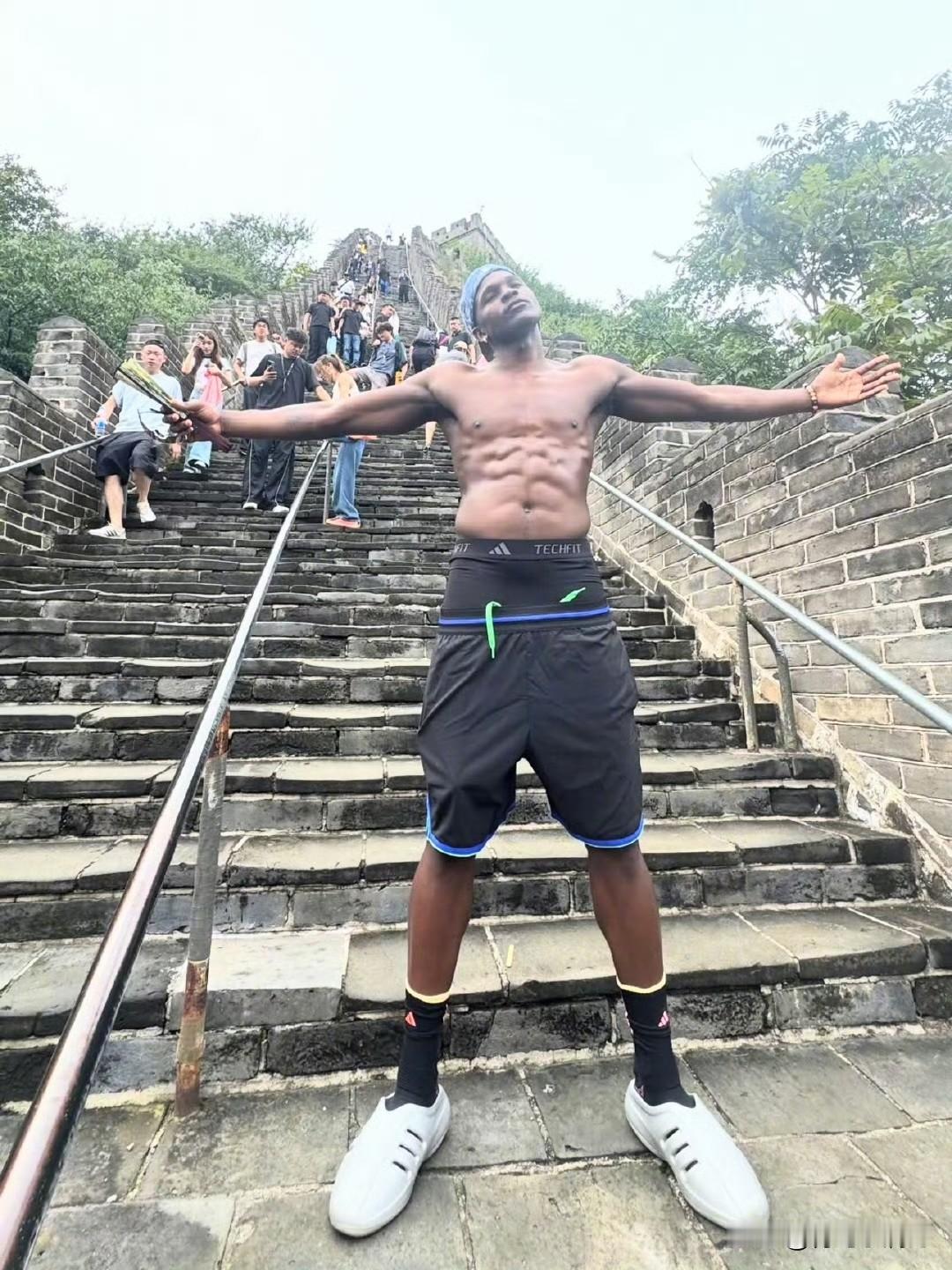 裤子能不能穿好！！！爱德华兹大秀腹肌，内裤外穿！森林狼当家球星爱德华兹中国行