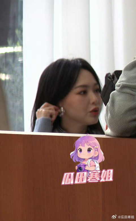 唐嫣肿么了唐嫣复工后状态狗仔拍到唐嫣复工后状态，姐姐脸肿么了，是这段时间家事太