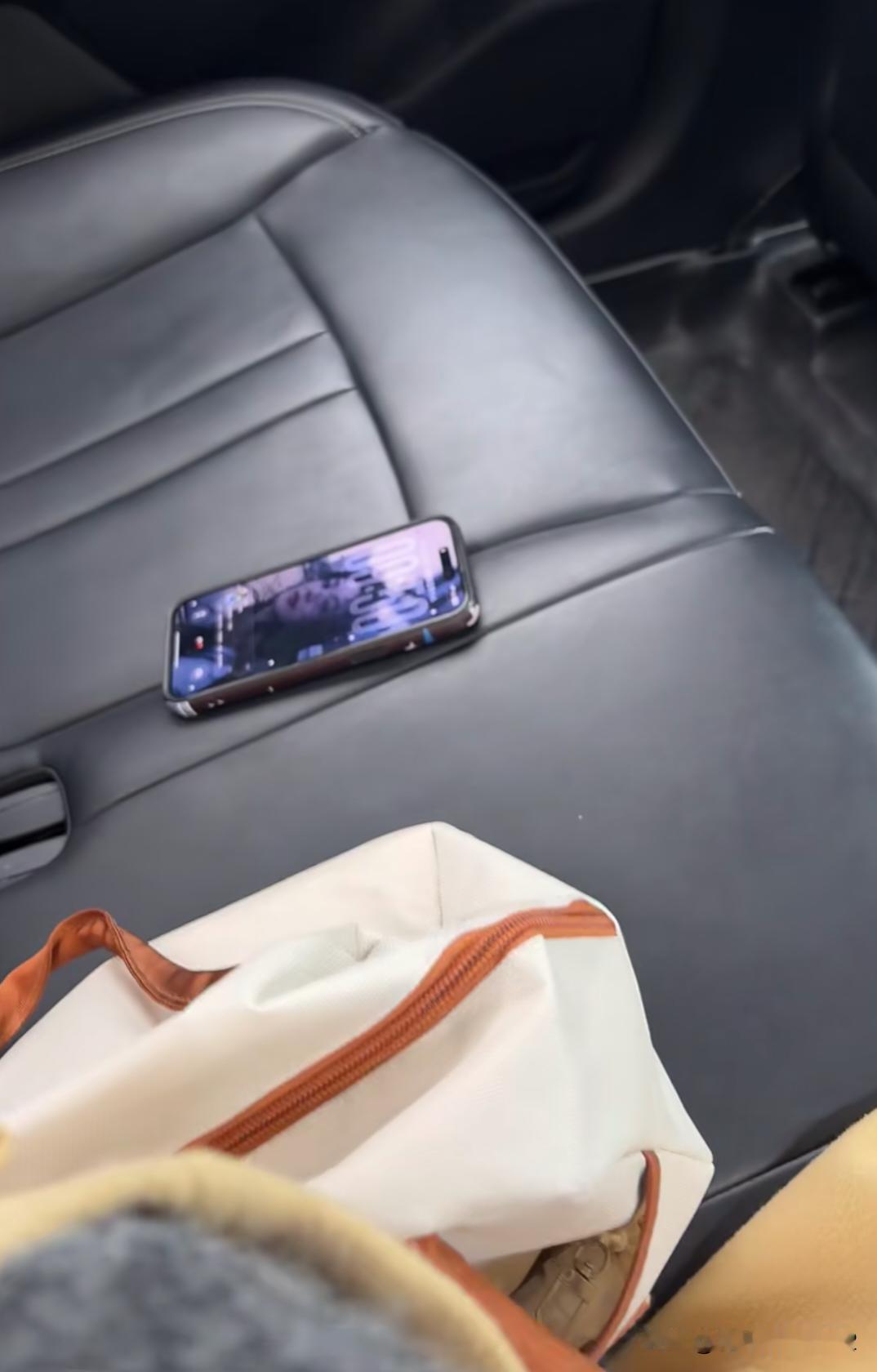 手机丢了一定不要打微信视频！！今天打车上车后，后座发现上一个乘客手机落下了，司