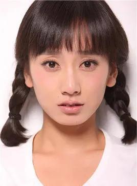 20岁出头的董晴真嫩，清纯甜美，五官太精致，有点像Angelababy，这大眼睛