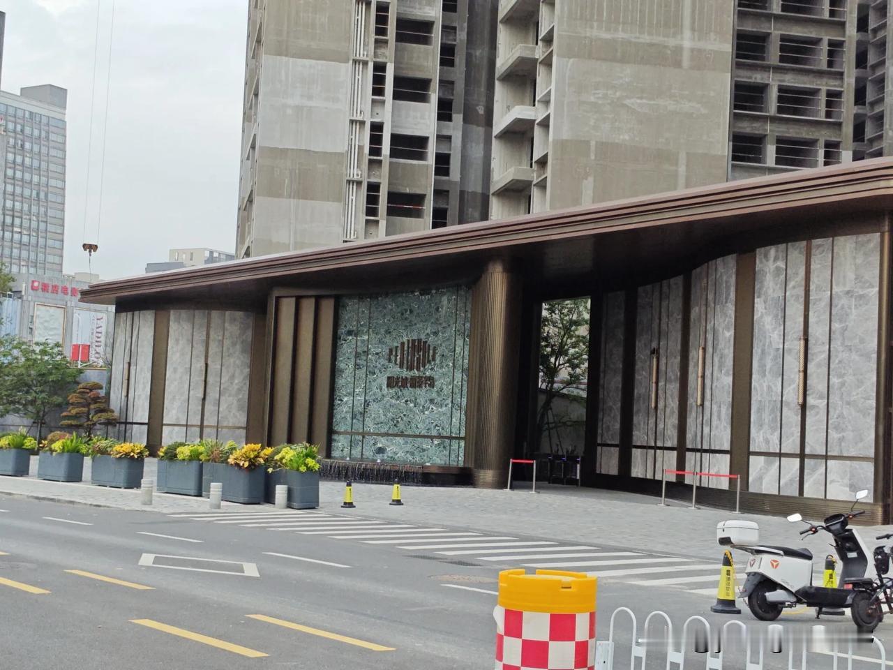 广州南沙的这座阳光城丽景半岛小区，交楼可能刚两个月吧，入住的业主就已经集体挂出横