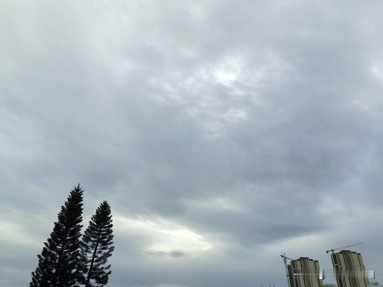 广东：降温啦！降温啦！受弱冷空气影响，广东气温小幅下降。11～12日，受