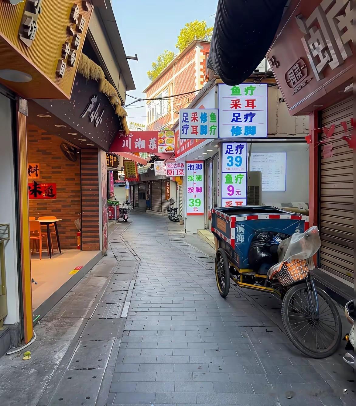 谁能想到，曾厝垵现在会变成这样？曾经的一铺难求，人山人海去哪里了？曾