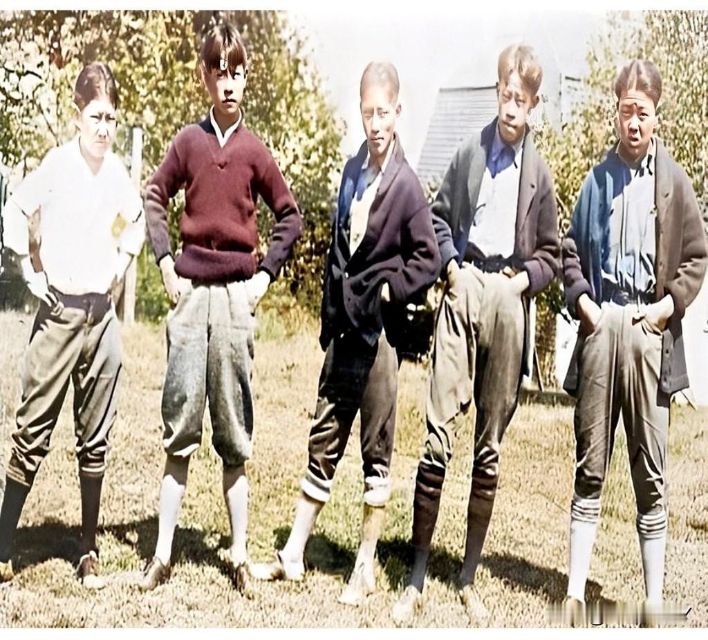 这是当年袁世凯的五个儿子年轻时候拍的照片，这可不是演戏，也绝非电视剧里的演员。好