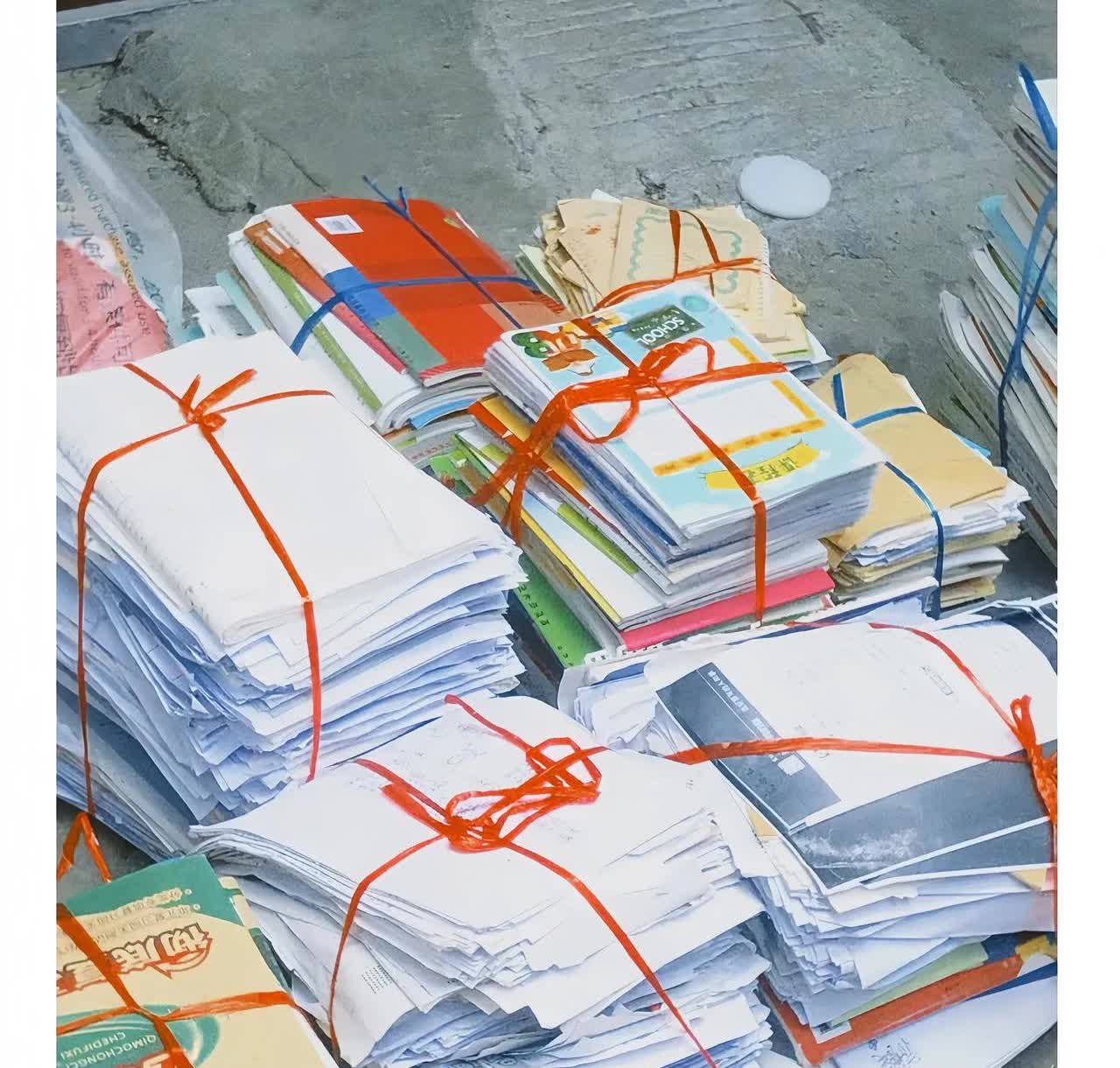 河南郑州一男子在收废品的时候，从75多岁老奶奶那里收了220斤废报纸，给了100