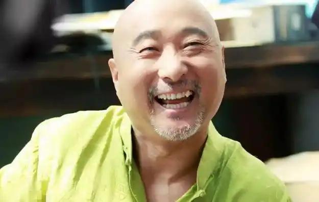 朱时茂给陈佩斯转了100万，附了条消息：‘钱不多，能帮衬点是点。’陈佩斯看着手机