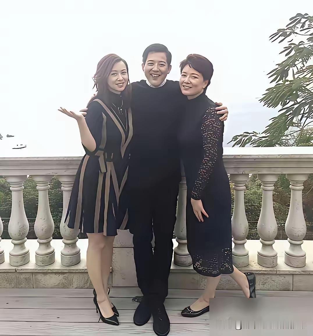 中间这位先生，绝对都是娱乐圈的名家，年轻时候是一位大帅哥，鼎鼎大名，我打赌，如果