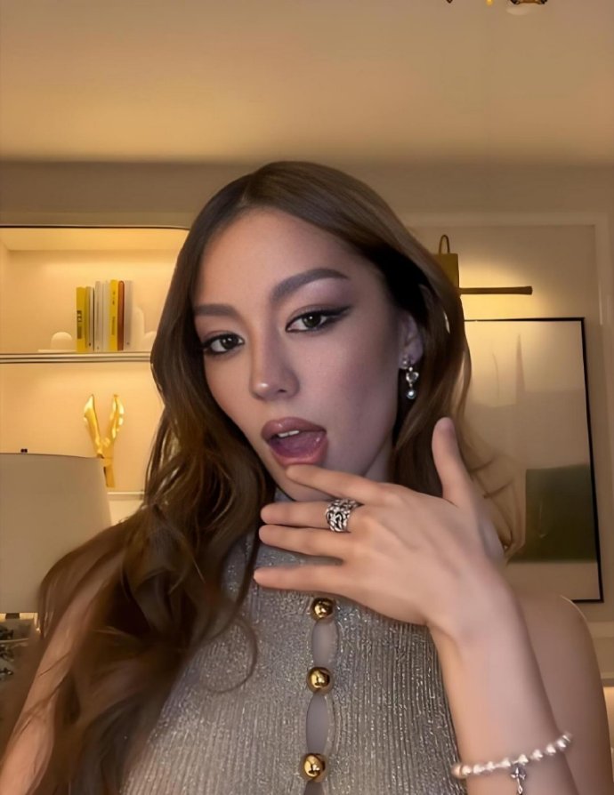 郎朗老婆不装了？吉娜18秒短视频彻底颠覆人设，东北话小可爱秒变欧美拽姐，上海豪宅