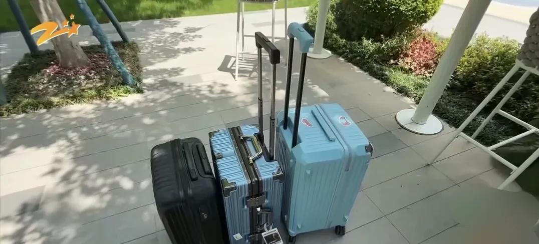男子一家4口旅游回杭州，花191元订了一辆商务车接机，司机一见他们3个行李箱、4