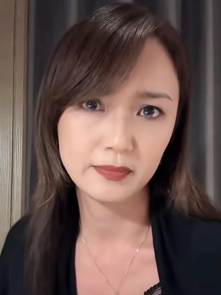 当众抽烟、连杯水都不给喝！新加坡女星直播前怒取消合作！控诉中国商家“零尊重”。