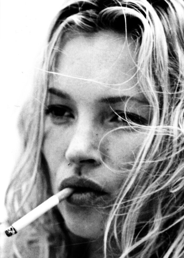 🚬2007年，摄影师格雷格·布伦南镜头下的凯特·莫斯。​​​