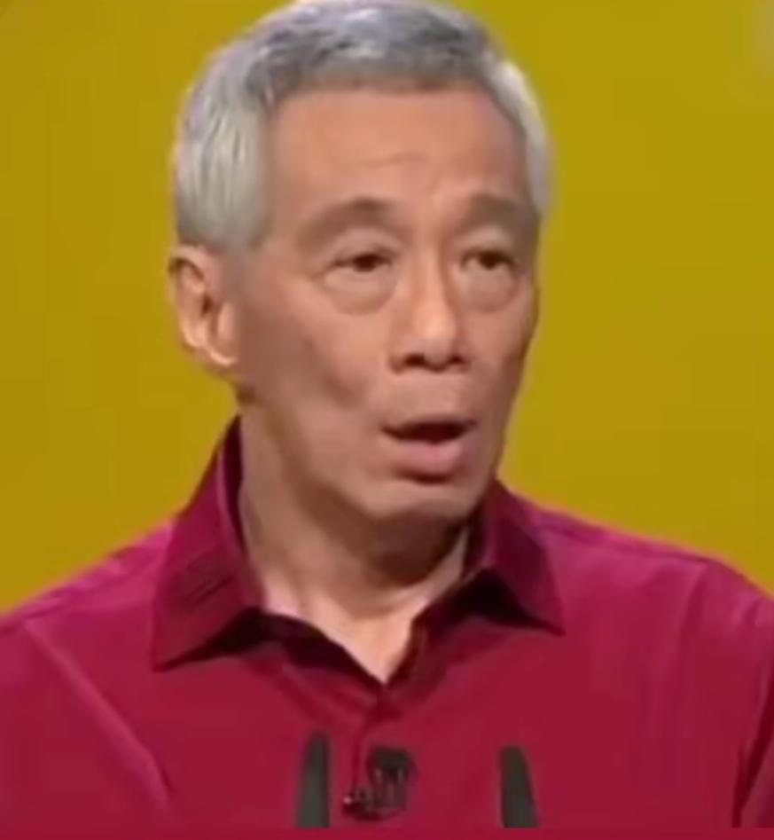 中美起冲突，新加坡挺美国。中日起冲突，新加坡挺日本。中菲起冲突，新加坡挺菲。中印