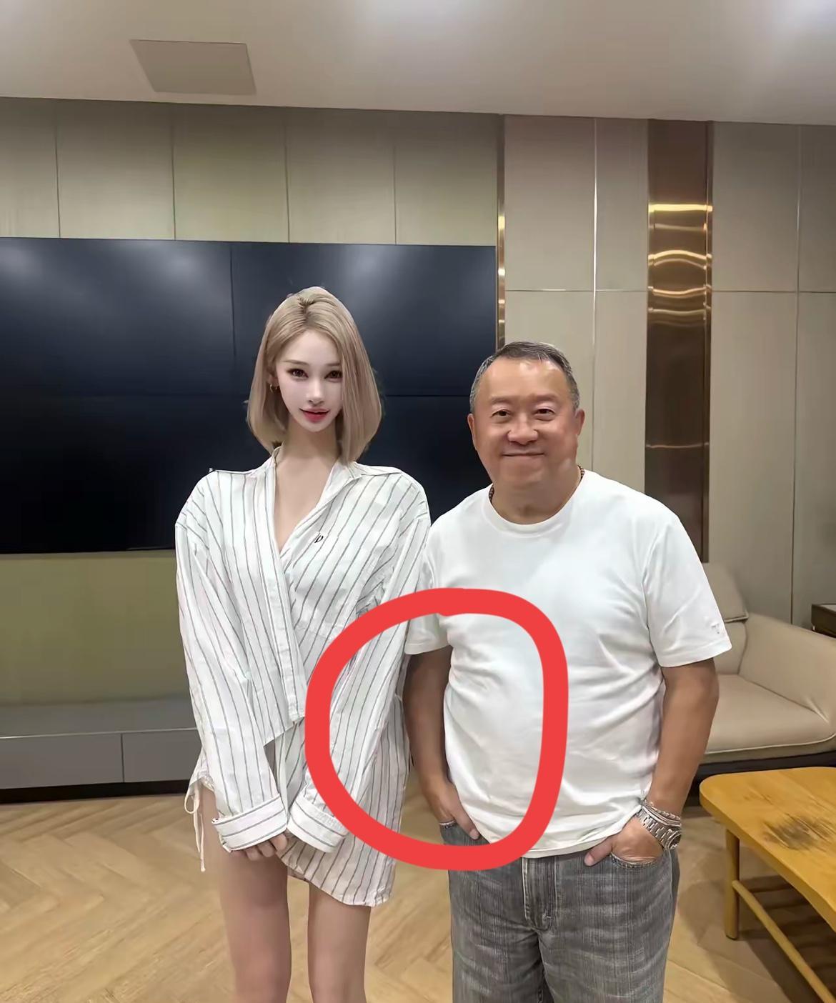 72岁的曾志伟又上热搜了，不是因为什么绯闻争议，而是和美女拍了一张合照。看