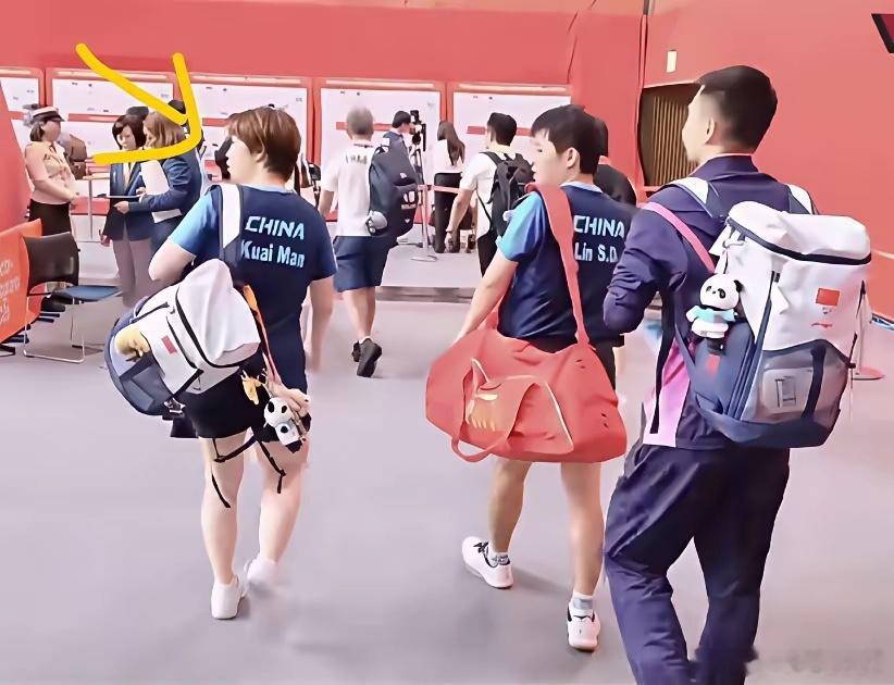 肢体语言是瞒不住的​栋曼组合赢球后​脚步是往休息区走的，但是眼睛明显是向着王楚钦孙颖莎那场比赛看的。