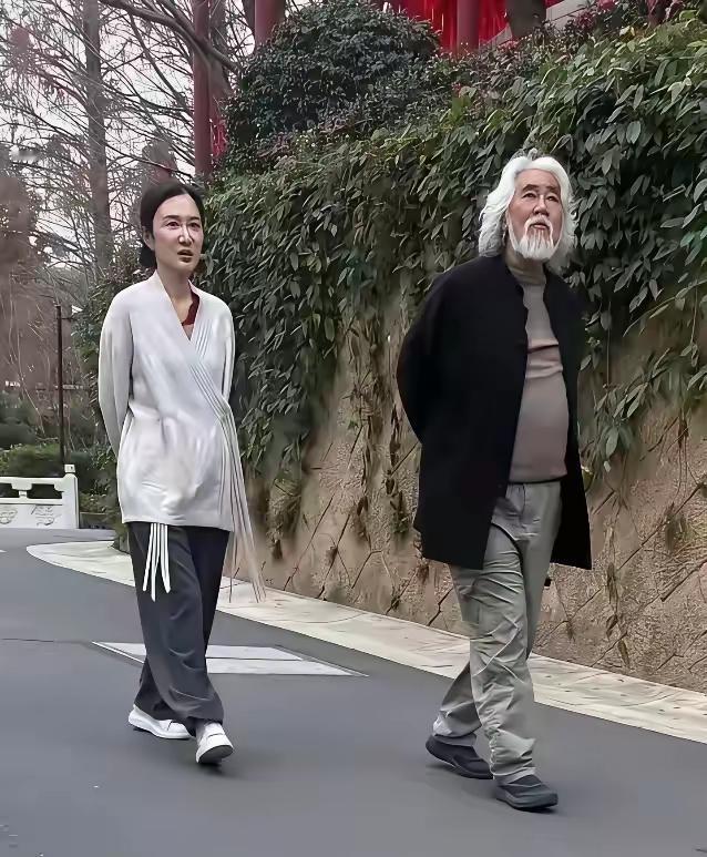 近日，74岁张纪中与妻子杜星霖游玩的画面被曝光。他毕竟是位老人，每走一步看护一步