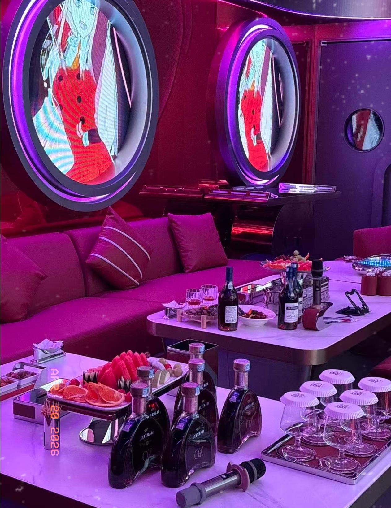 KTV里一个陪唱的妹子，把包厢里发生的那些事儿，全给抖出来了。有些男的过来消