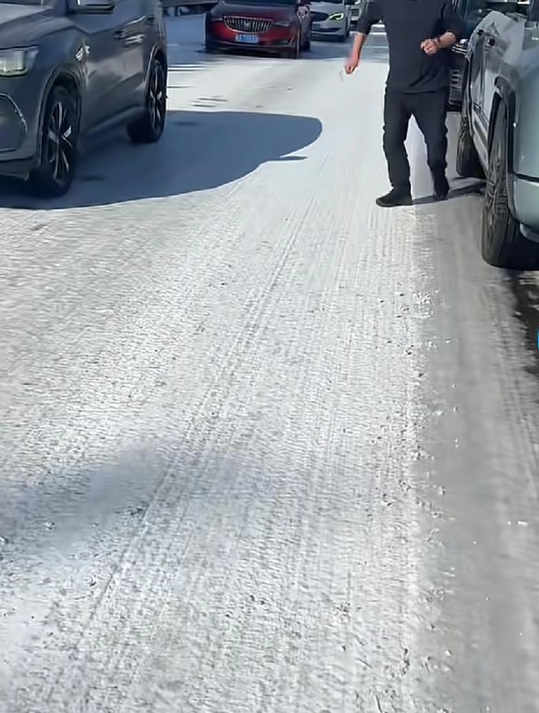 开车前往兰州的司机朋友们一定要注意安全这几天兰州下了一场大雪，就连兰州附近的高