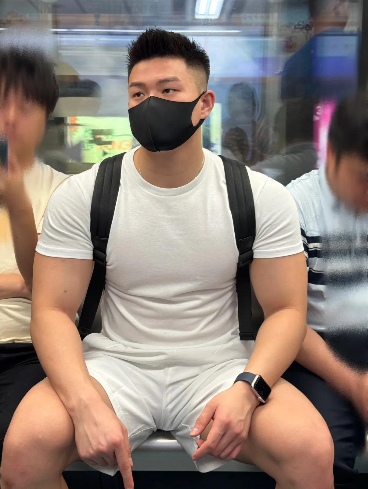 地铁搭讪翻车实录：社恐人的微信要出了工伤！家人们谁懂啊！今天早高峰的地铁上，