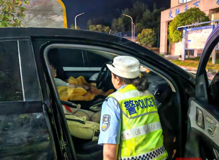6月1日，陕西一女子跟丈夫吵架后，独自驾车带婴儿回湖南娘家，半夜高速体力不支，崩