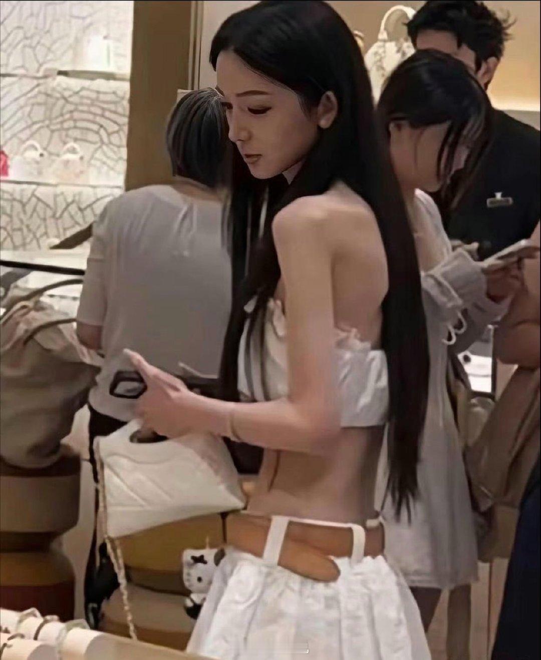 王思聪新女友路透生图🔥看着气色偏弱，整个人没什么精神，但身材比例真的绝。一身白
