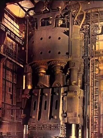 都说二战德国的工业是个妖怪，这话真的一点不假。你就想吧，一台三万吨的压力机，往那