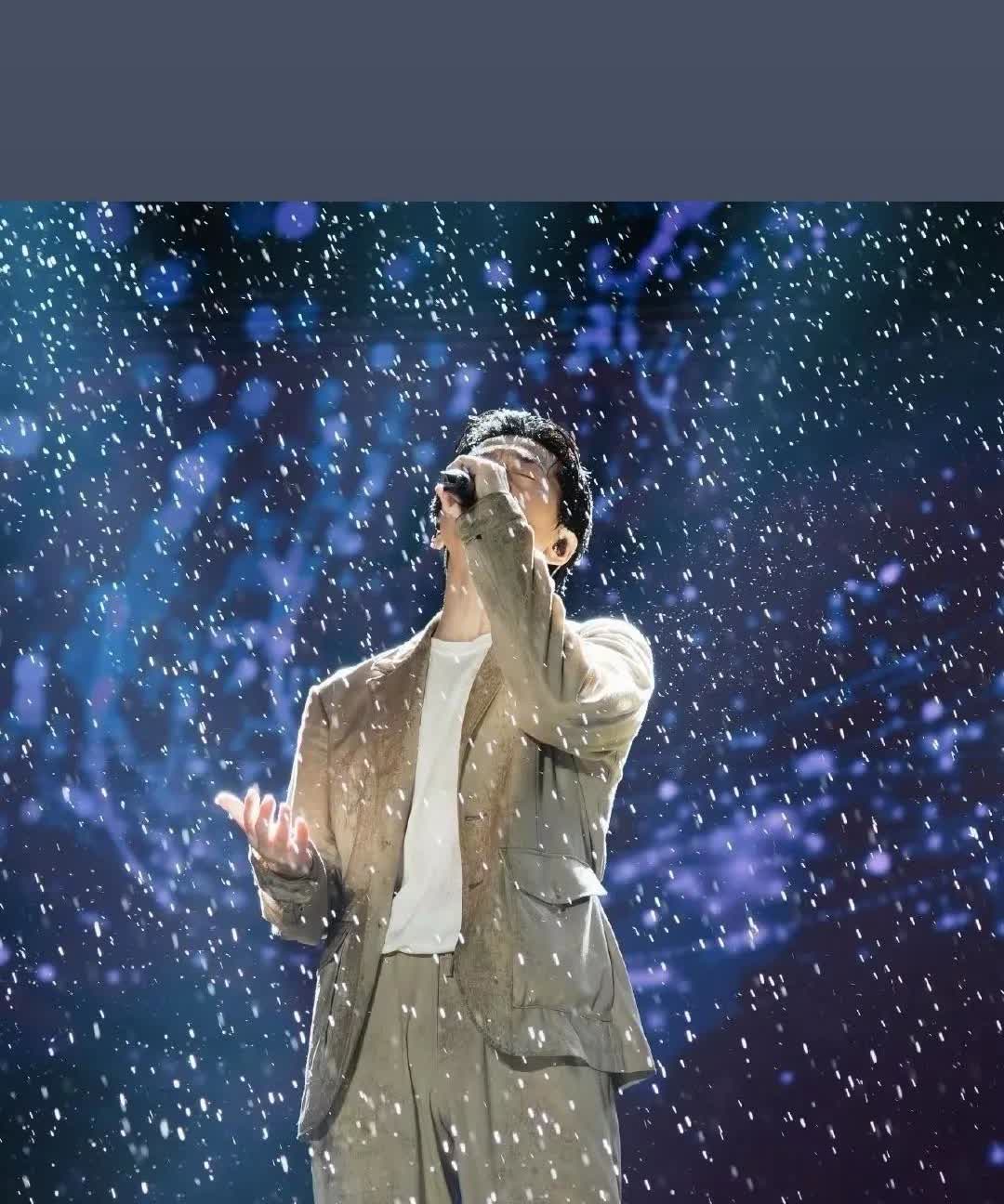 李健暴雨中开唱，这才是真歌手！家人们谁懂啊！5月31日李健在嘉兴开演唱