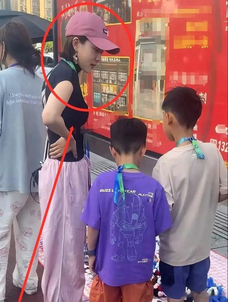 马龙打完全锦赛回家，一开门，人愣住了。老婆夏露带着俩娃，一人举着个“摇摇马龙”的