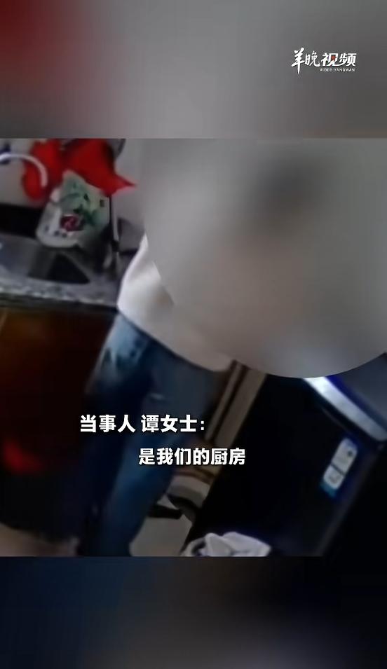 “太缺德了！”近日，广西南宁，一女子用洗衣机洗完衣服后，总感觉有异味，为了查明原