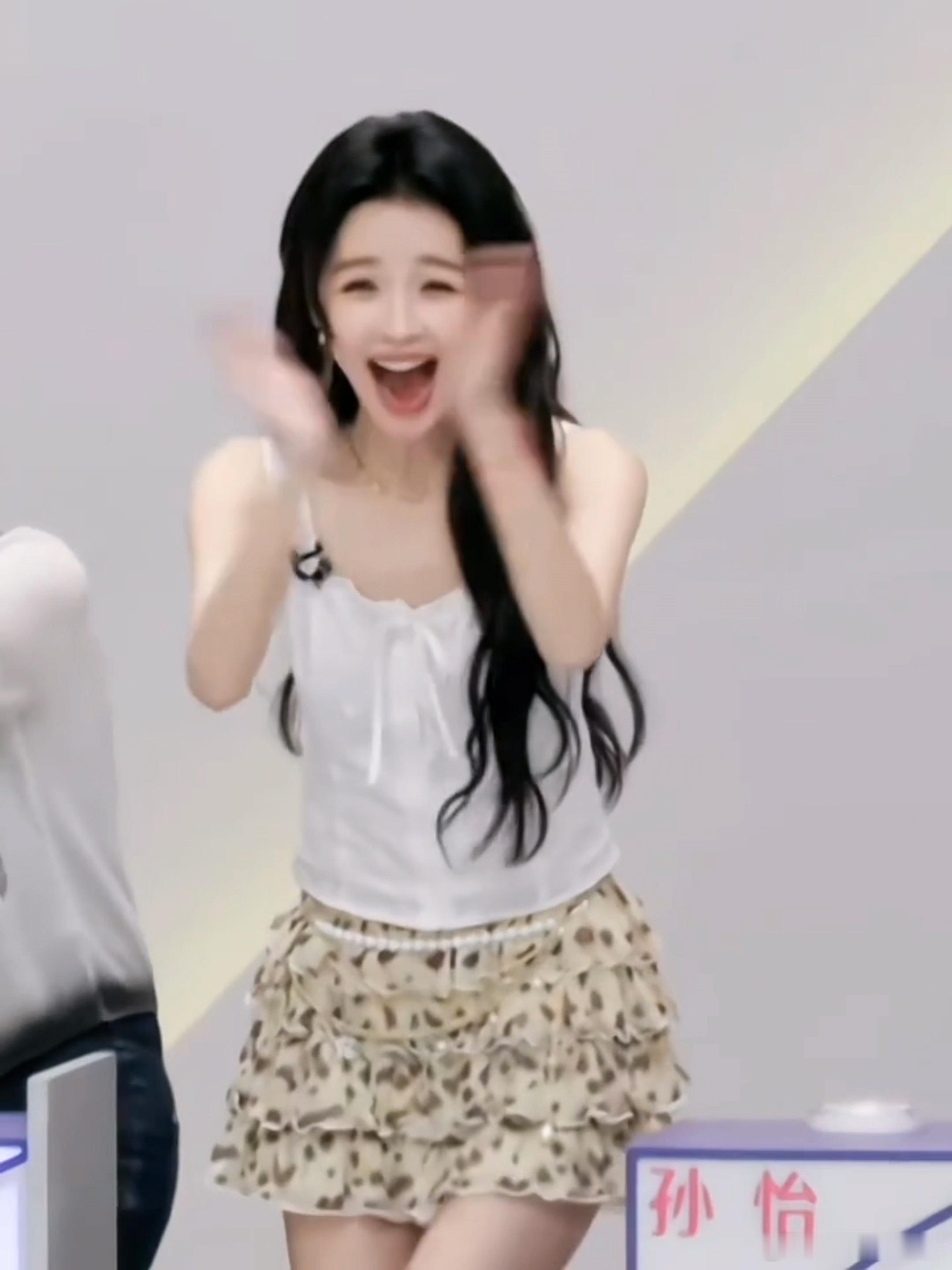 孙怡笑成囧了孙怡又在贡献表情包了万万没想到，浪姐新晋表情包大户竟是孙怡，一笑五