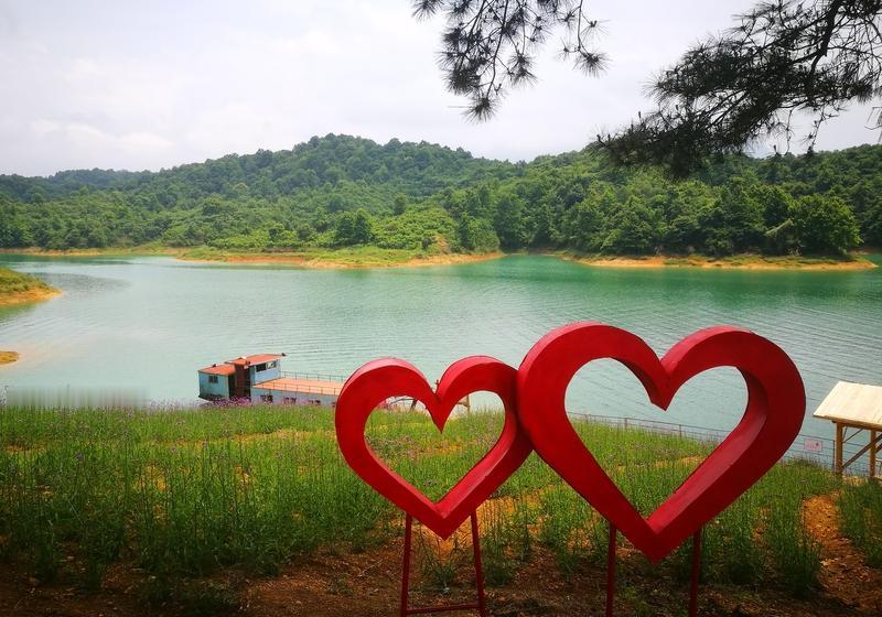 家乡的风光总是藏着无尽惊喜。就说庐山西海畔的易家河村，绝对是宝藏之地。9-1