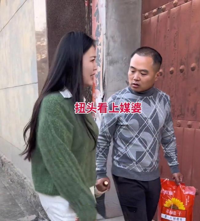 河南有个33岁小伙相亲，没看上40岁的相亲对象，反倒对32岁的媒婆动了心。这小伙