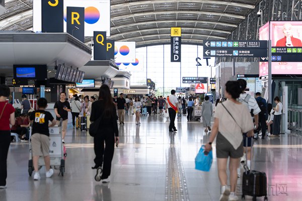 成都航空枢纽国庆假期旅客吞吐量205.2万人次 创历史同期新高